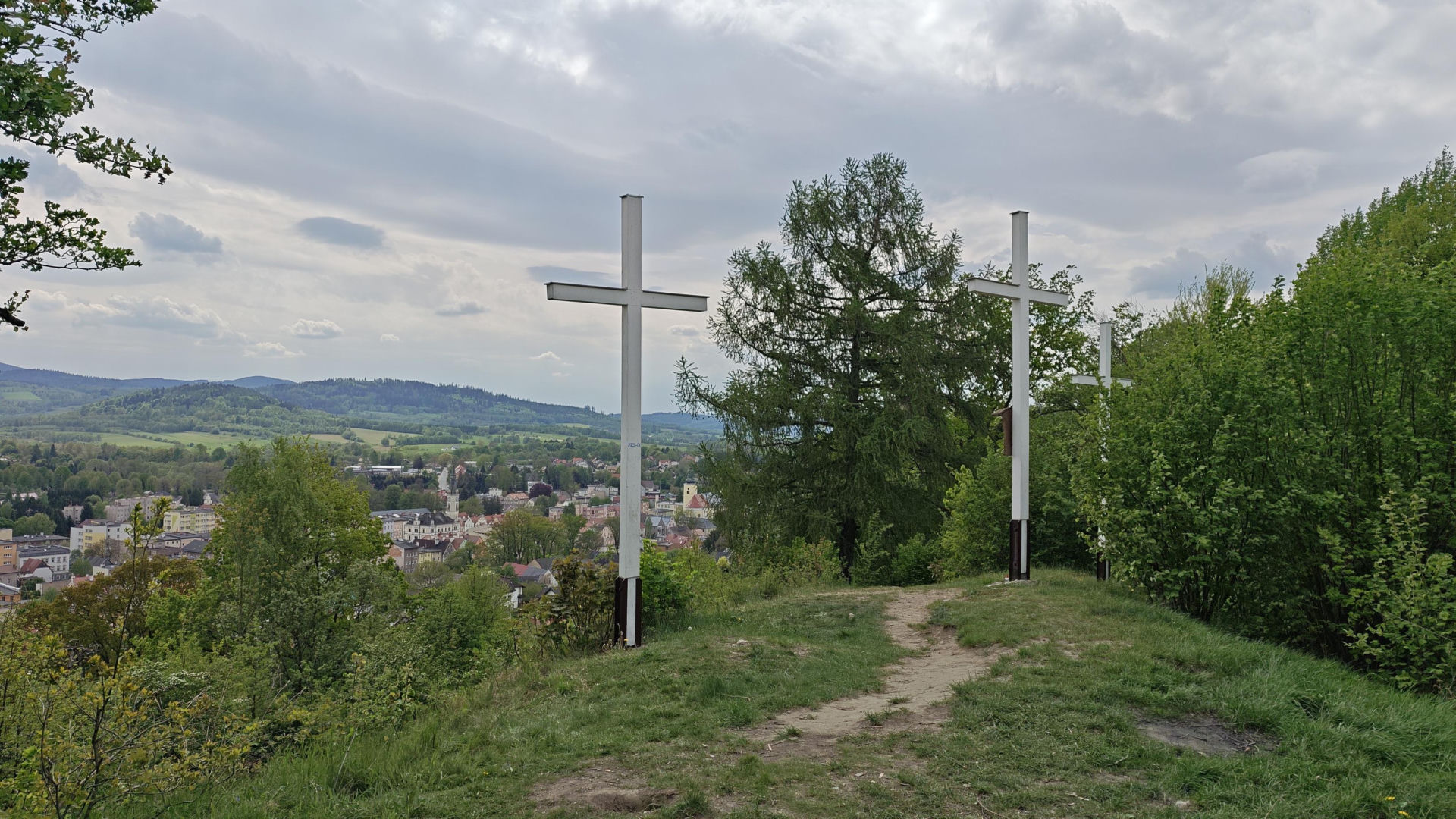Turystyka na Dolnym Śląsku Tajemnicza Góra Trzech Krzyży. Turyści wciąż ją odkrywają