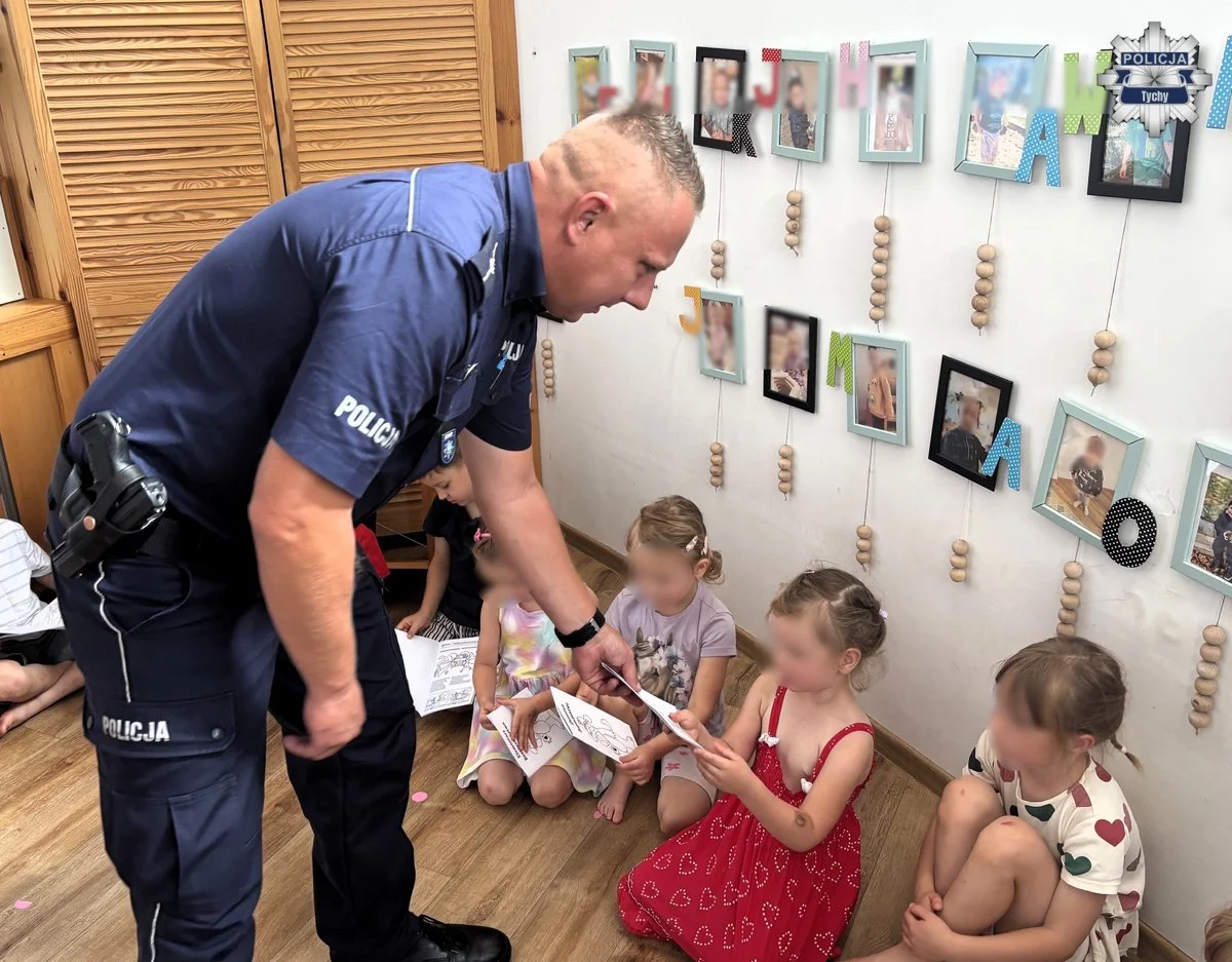 Tychy: Policjanci uczyli przedszkolaków o bezpieczeństwie podczas wakacji