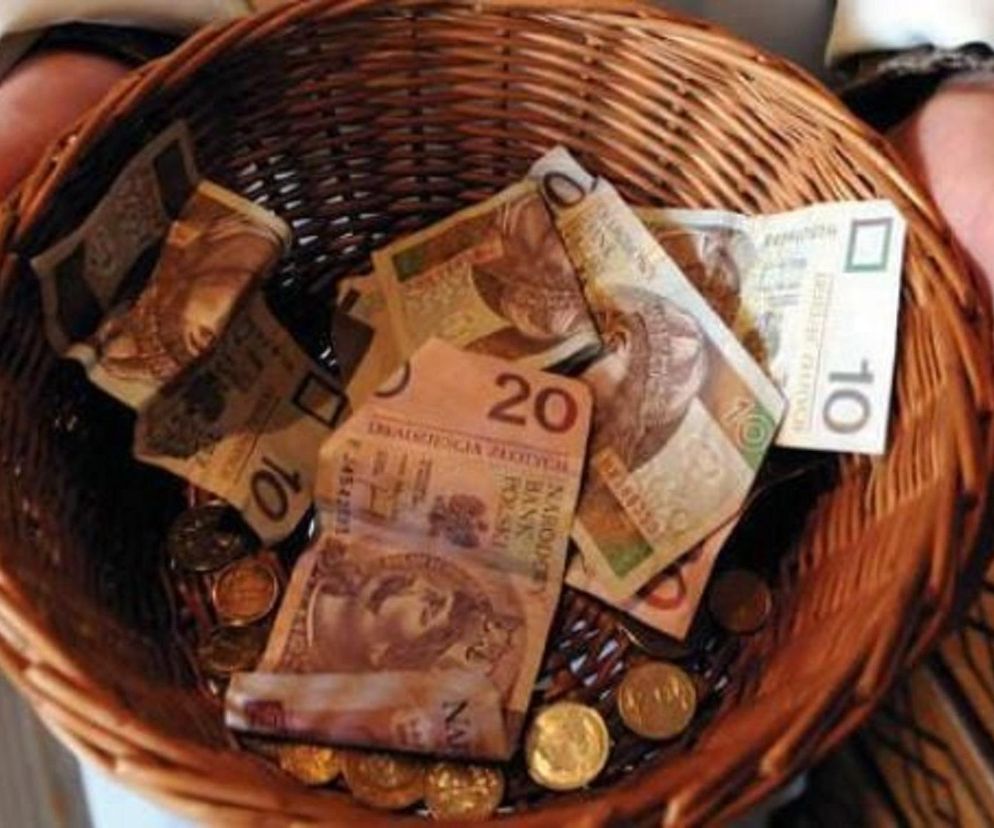 Dłonie osoby trzymającej wiklinowy koszyk z banknotami i monetami. O ofiarach na tacę przeczytasz na Eska Warszawa.