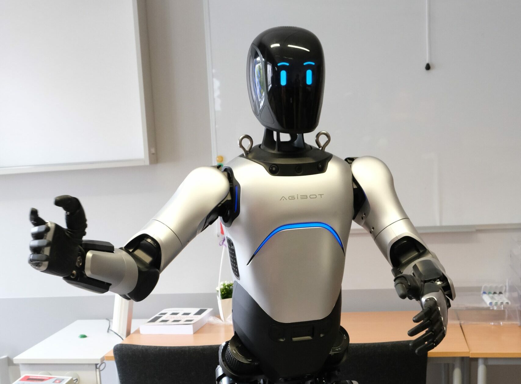 UAM ma własnego robota humanoidalnego. Droższy niż słynny Edward Warchocki