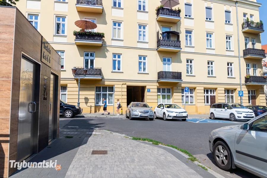 Uciążliwy problem lokatorów kamienicy w Piotrkowie. W tle odór i chuligaństwo