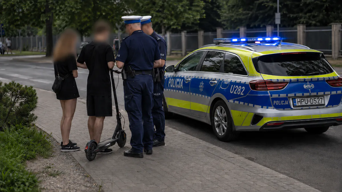 Policjant kontroluje nastolatka na hulajnodze elektrycznej w Zło