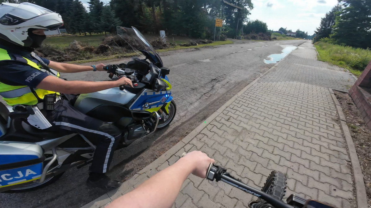 Uciekał przed policją na niezarejestrowanym jednośladzie. Nastolatek nagrywał pościg kamerą sportową