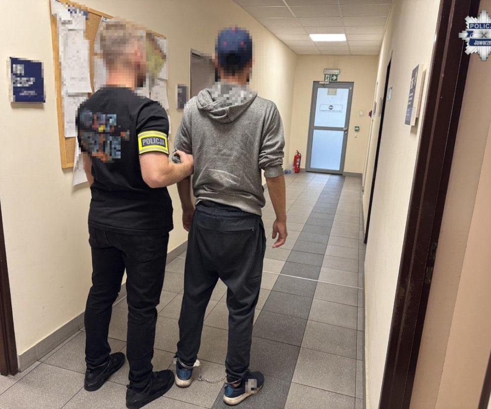 Policjant prowadzi zakutego w kajdanki poszukiwanego 27-latka. O pościgu w Jaworznie przeczytasz na Eska Śląskie.