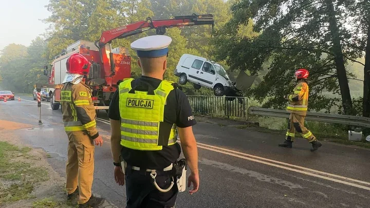 Uciekał przed sarną, Renault wpadło do zbiornika w Piotrkowie