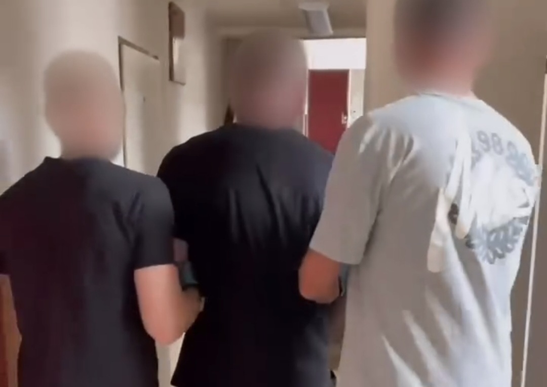 Uciekł po kolizji, groził policjantom i miał narkotyki. Poszukiwany 44-latek trafił za kraty