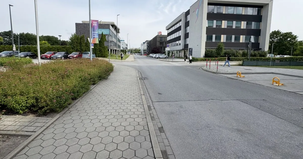 Uczelnia użyczyła miastu ulicy. Dotychczas autobusy miejskie tędy nie jeździły