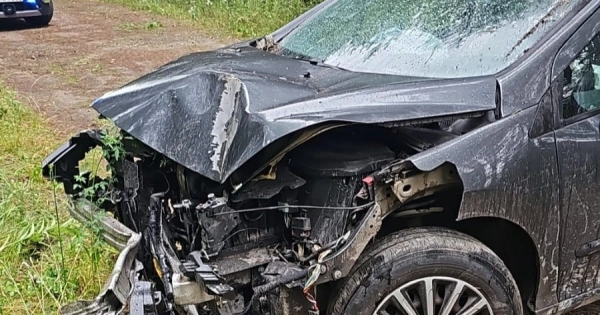 Uderzył Peugeotem w słup i odjechał