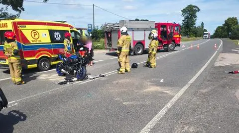 Motocyklista zderzył się z busem. Droga krajowa zablokowana