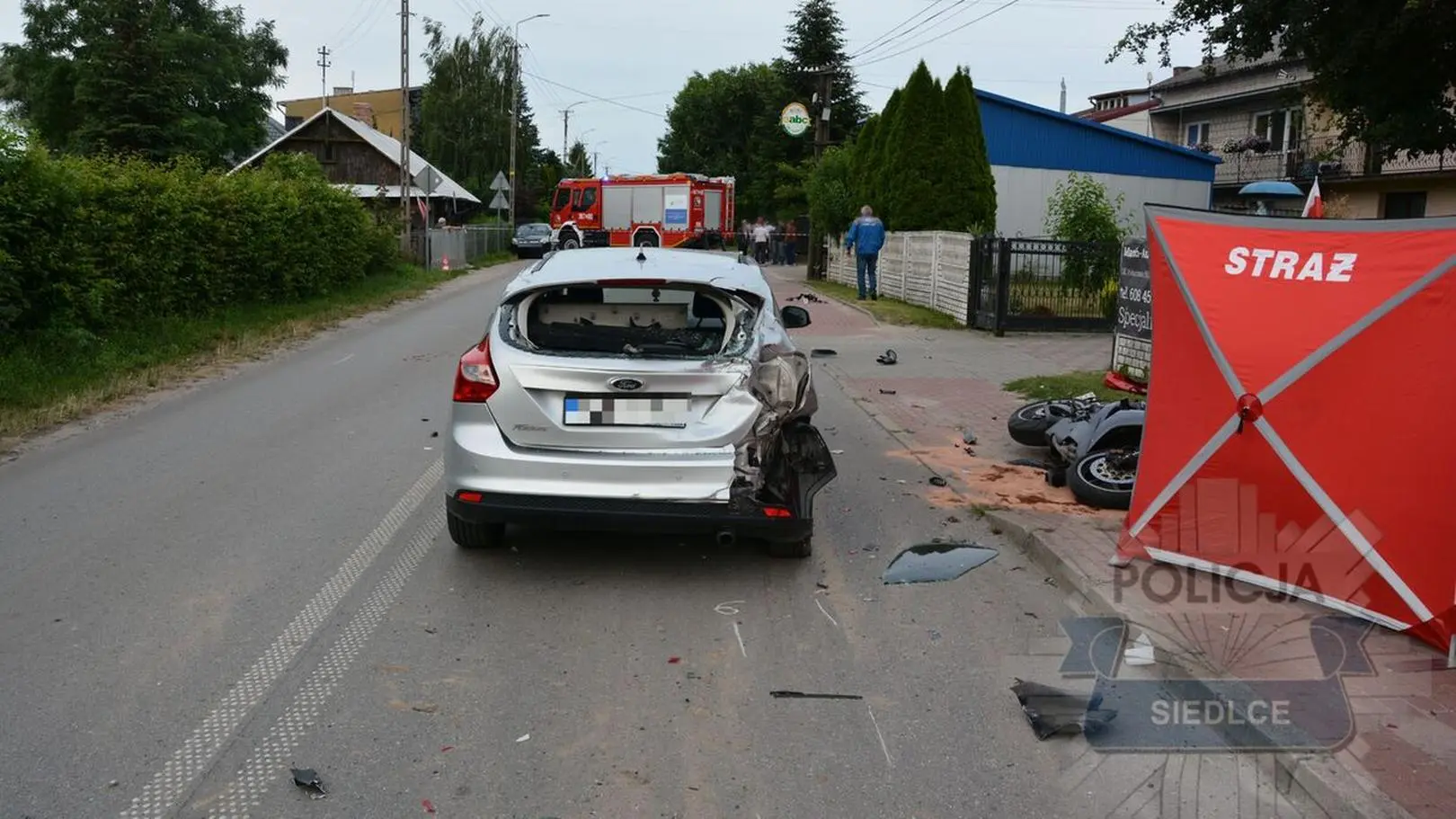 Uderzył w auto i ogrodzenie. Motocyklista nie żyje