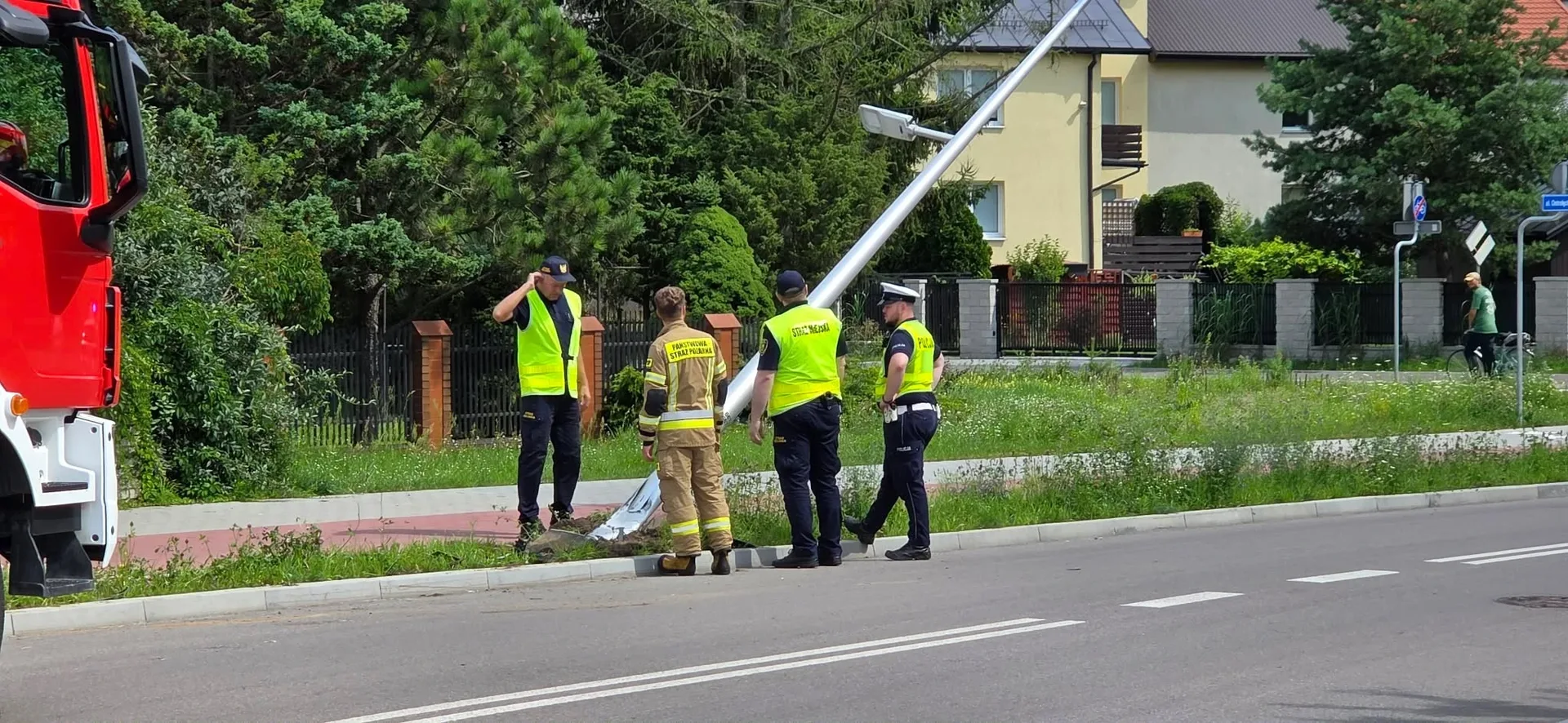 Uderzył w latarnię i uciekł. Zostawił po sobie ważny ślad (zdjęcia, aktualizacja)