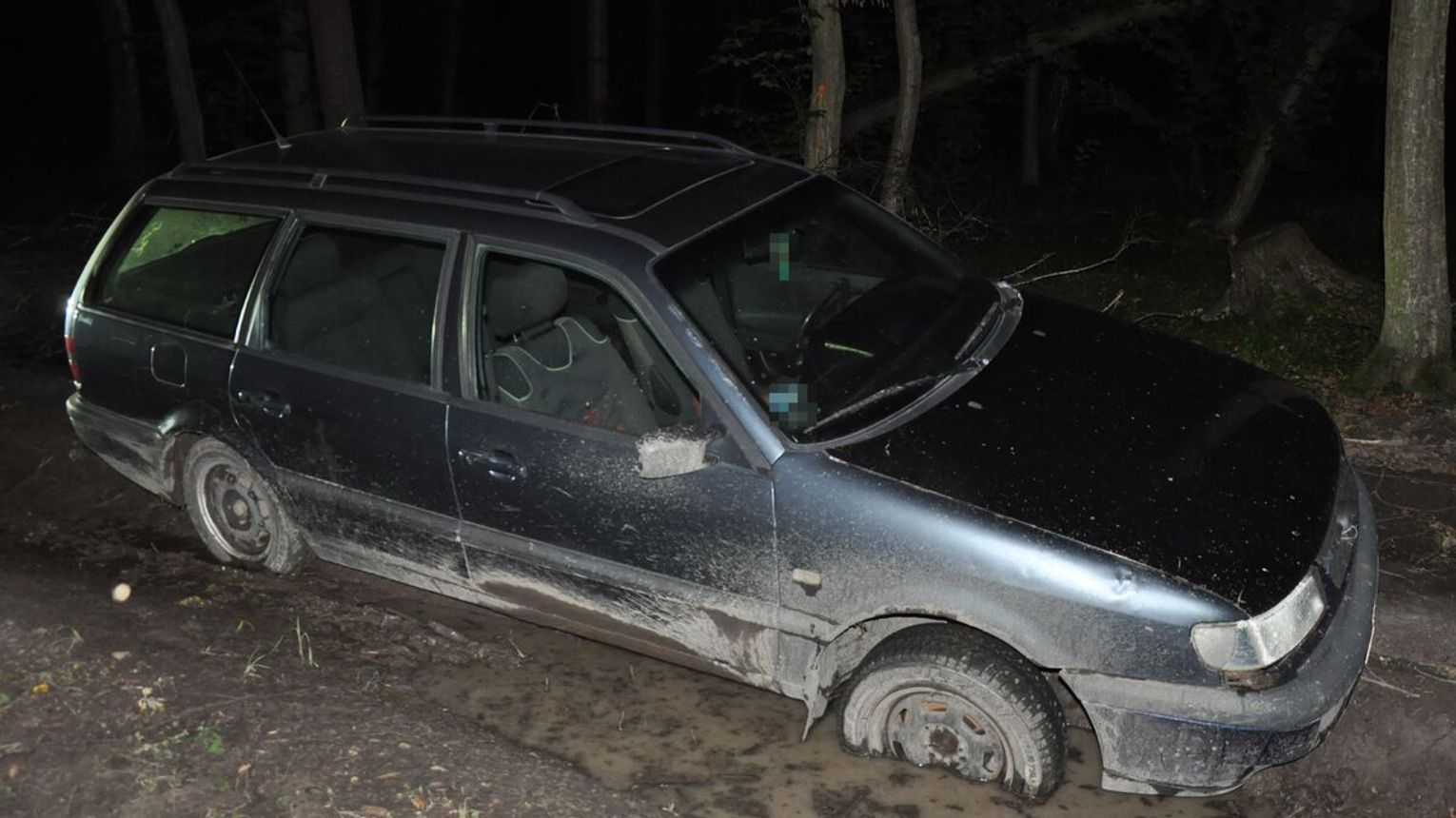 Ukradł auto znajomego i utknął w błocie. Miał blisko 3 promile