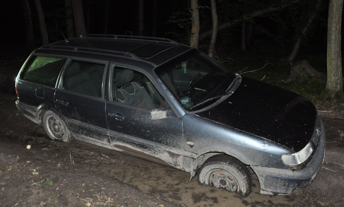 Ukradł volkswagena i ugrzązł na leśnej drodze. 33-latek miał blisko 3 promile