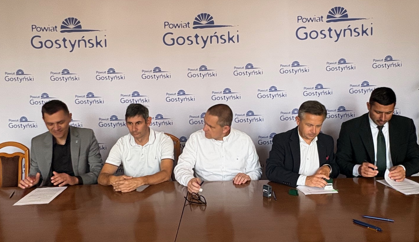 Zdjęcie przedstawia strony umowy podczas jej podpisywania.