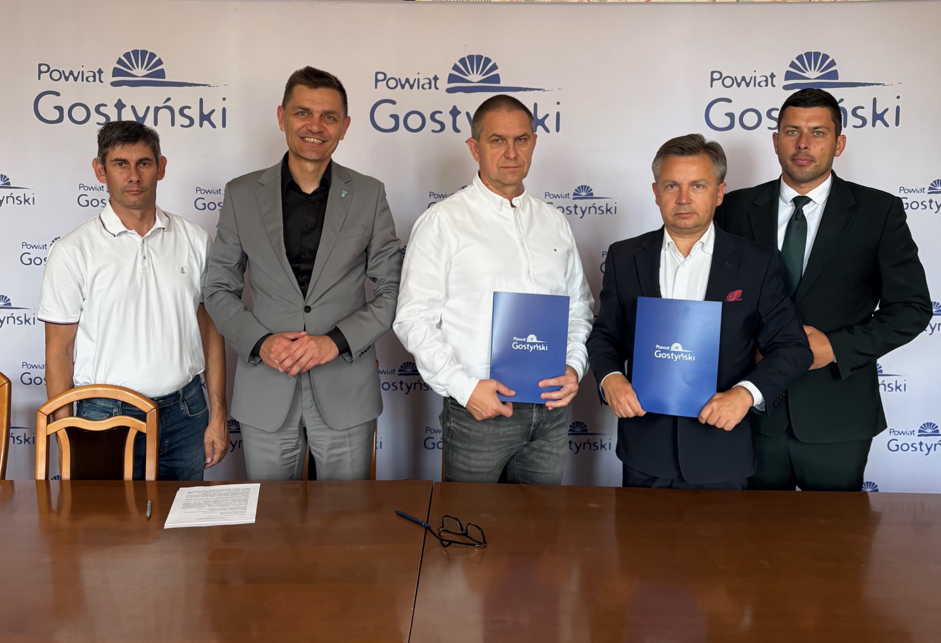 Zdjęcie przedstawia strony umowy podczas jej podpisywania.