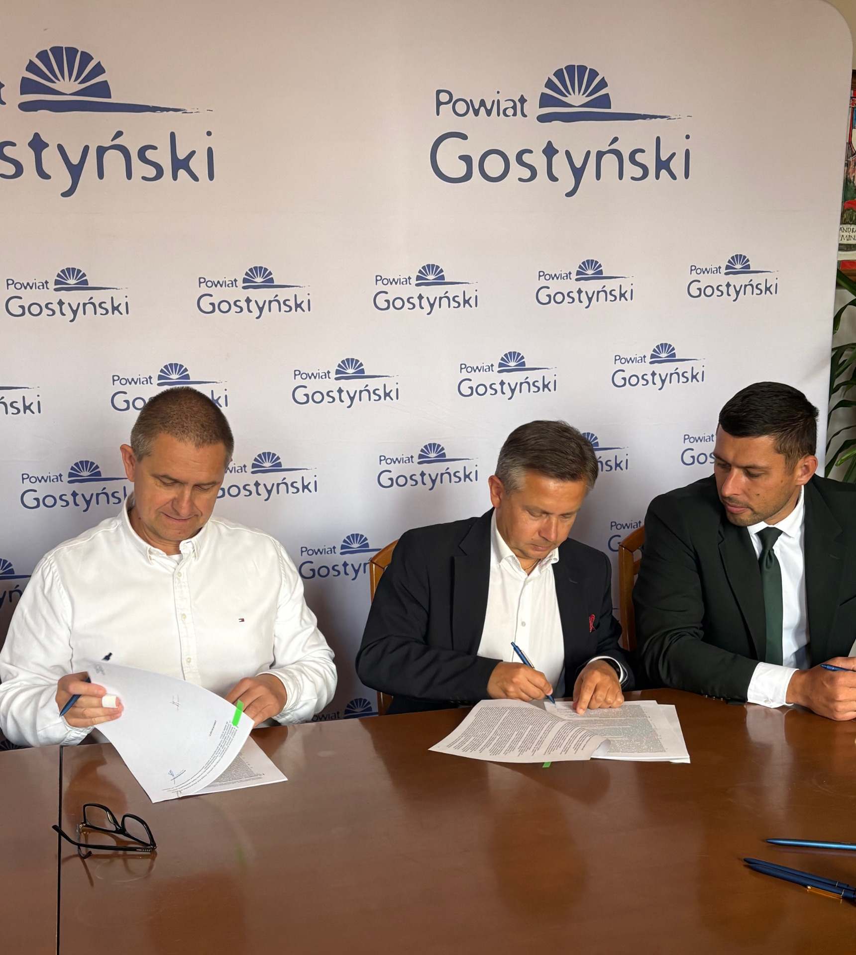 Zdjęcie przedstawia strony umowy podczas jej podpisywania.