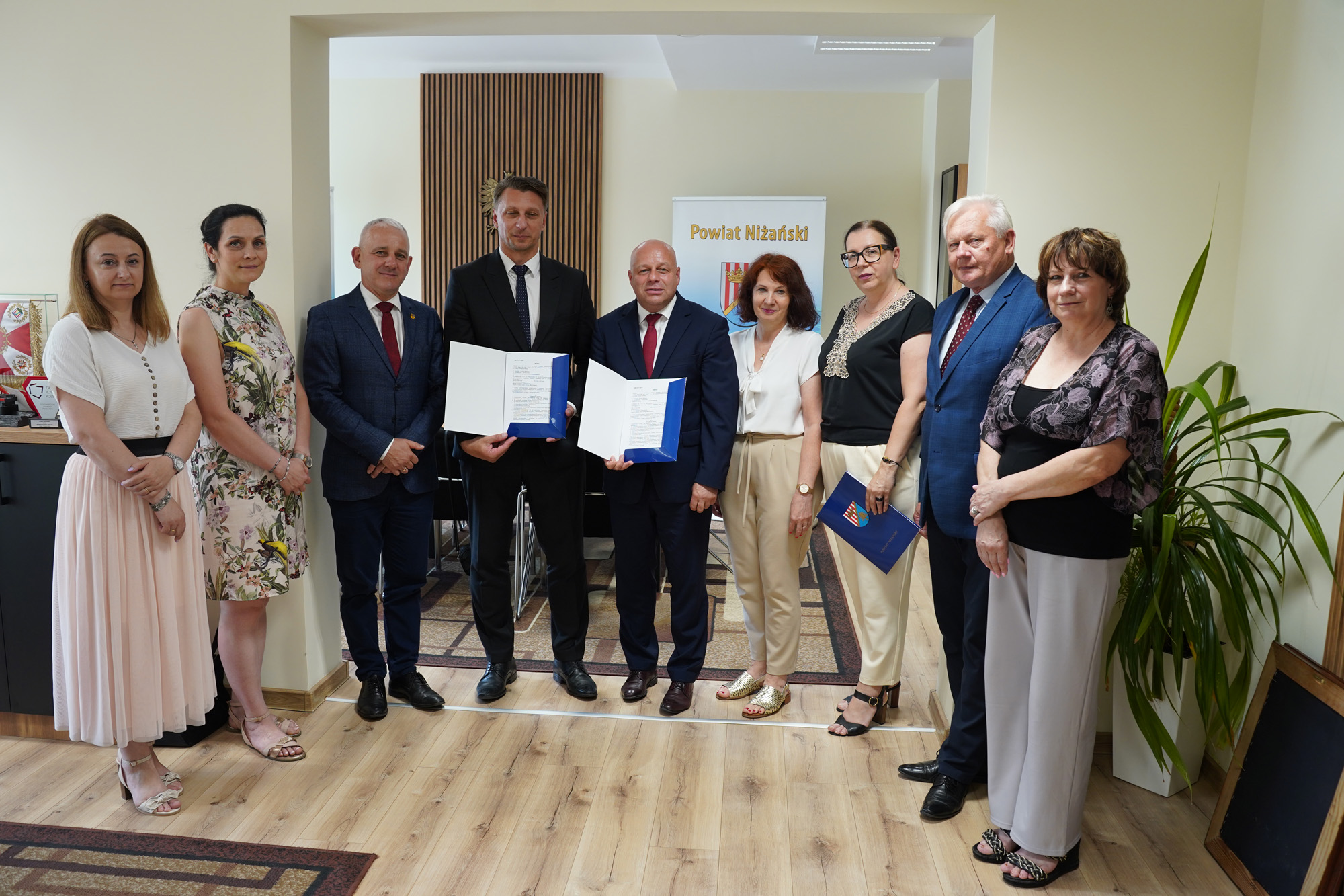 Umowa na budowę drogi dla pieszych w miejscowości Golce podpisana