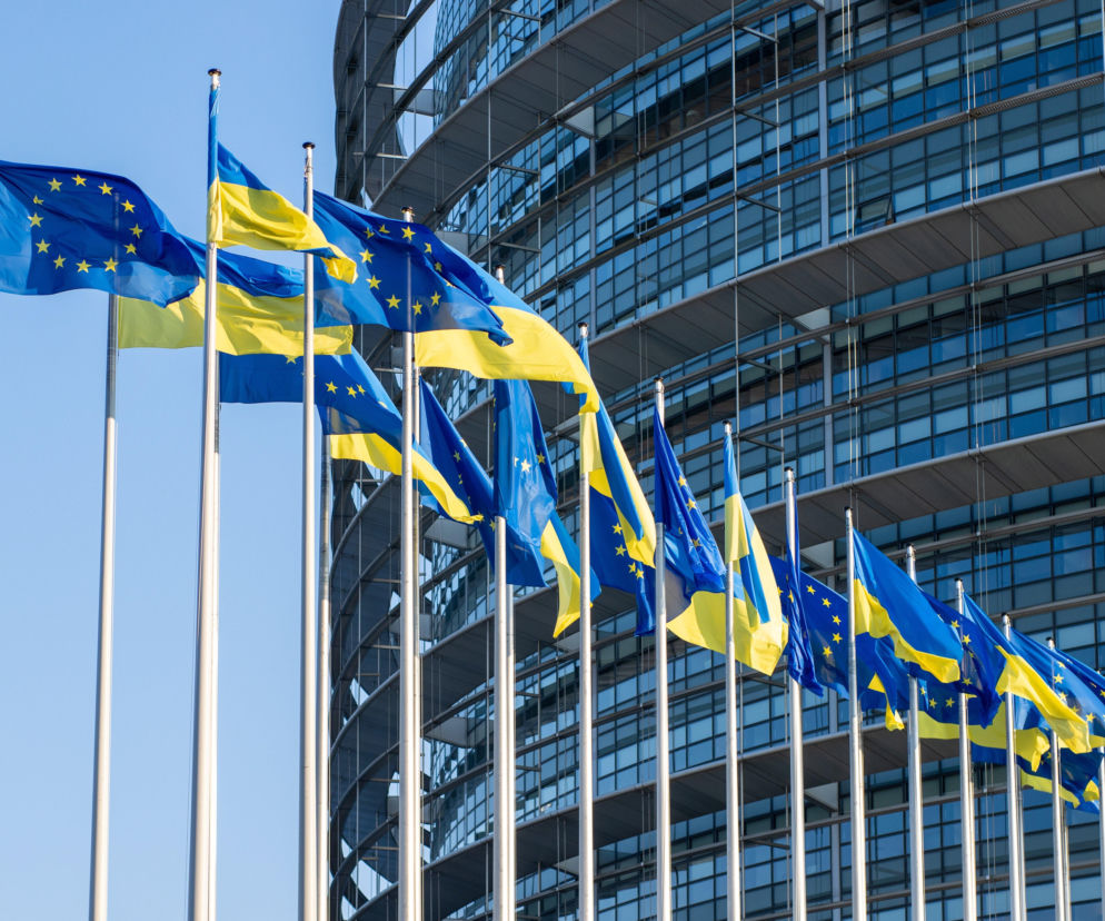 Flagi Unii Europejskiej i Ukrainy przed budynkiem Parlamentu Europejskiego. O zmianach dla Ukraińców czytaj w Radioplus.