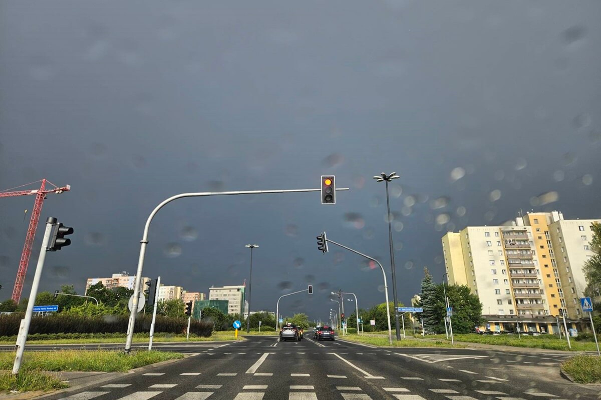 Upalny początek weekendu, a potem załamanie. IMGW zapowiada burze z gradem i ochłodzenie