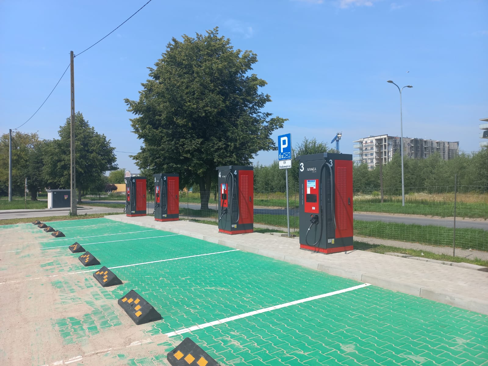Uroczystość na dworcu autobusowym w Rypinie. Szefowie spółki ,,Kujawsko-Pomorski Transport Samochodowy" uruchomili sześć ładowarek, zasilających autobusy elektryczne.