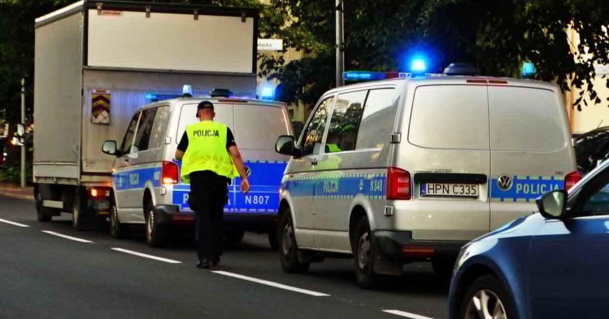 Ustka: Dostawczak uderzył w policyjny radiowóz podczas cofania