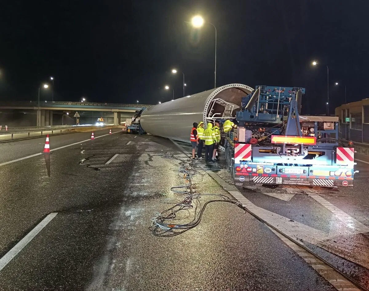 Utrudnienia na autostradzie A4 pod Rzeszowem. Z ciężarówki wypadł duży ładunek