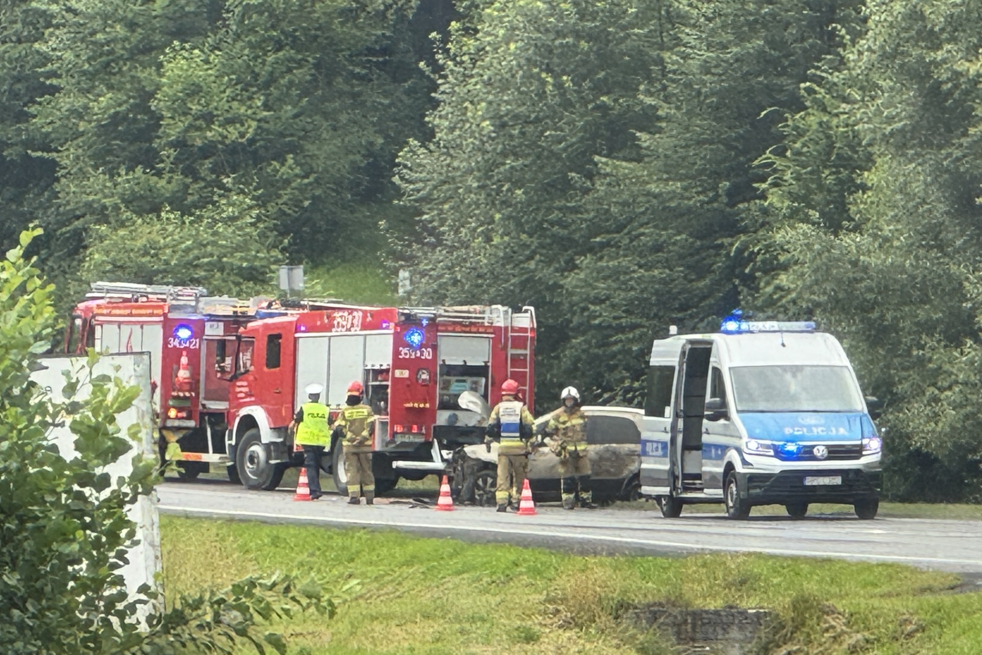 Utrudnienia na trasie do Krynicy. Samochód osobowy wypadł z drogi w Łabowej