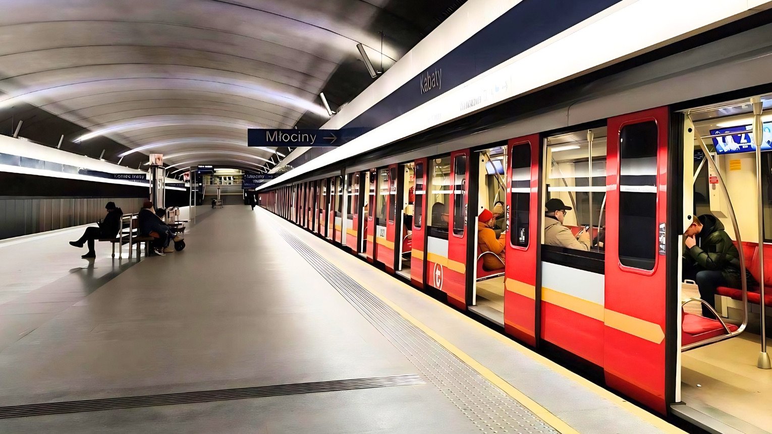 Utrudnienia w warszawskim metrze. Z ruchu wyłączono sześć stacji