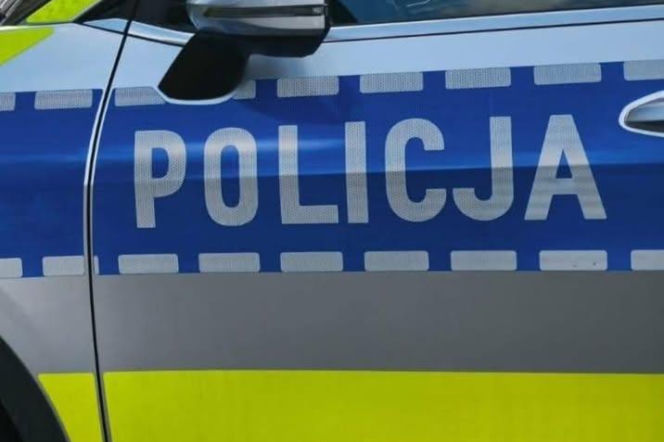 Bok radiowozu z napisem Policja. O oszustwie na pracownika banku na Dolnym Śląsku przeczytasz na SE Wrocław.