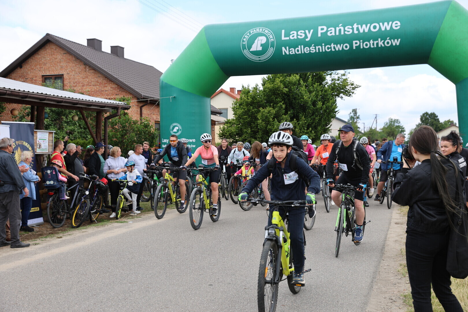 VI Rodzinny Rajd Rowerowy i Łazowski Bieg Przełajowy w Łazach Dąbrowie