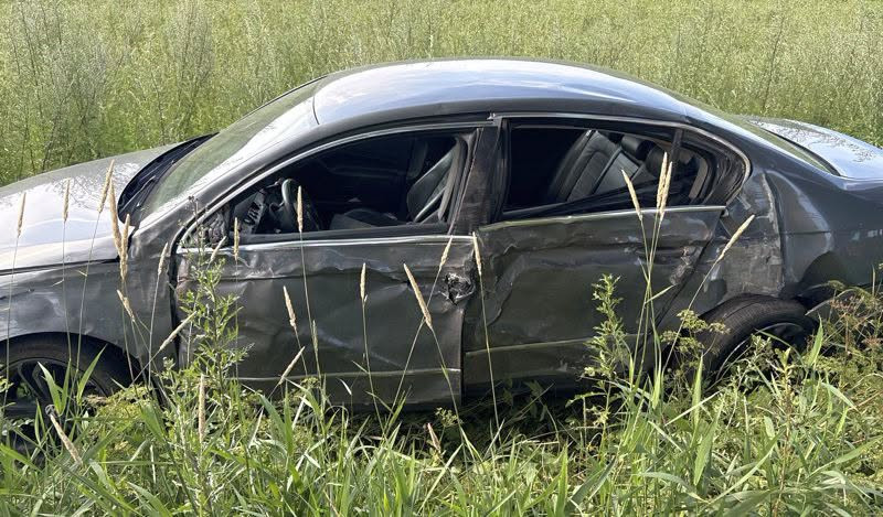 Volkswagen uderzył w drzewo. W zdarzeniu uczestniczyły trzy pojazdy