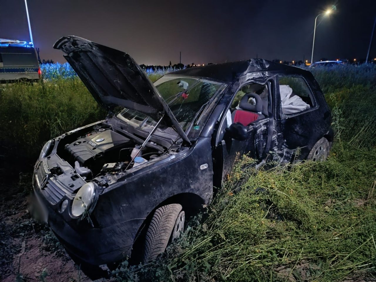 Volkswagen uderzył w latarnię i wypadł na pole. Kierująca zaatakowała mieszkańców i policjantów