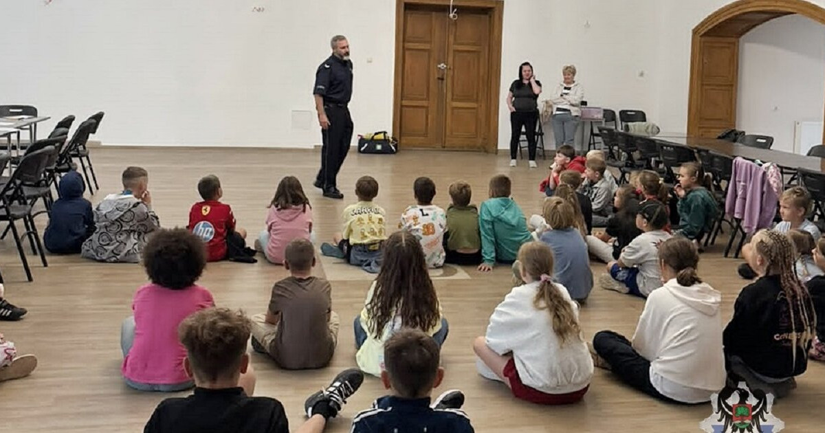 W Głuszyckim Centrum Kultury policjant z Komisariatu Policji w Głuszycy spotkał się z dziećmi i młod...