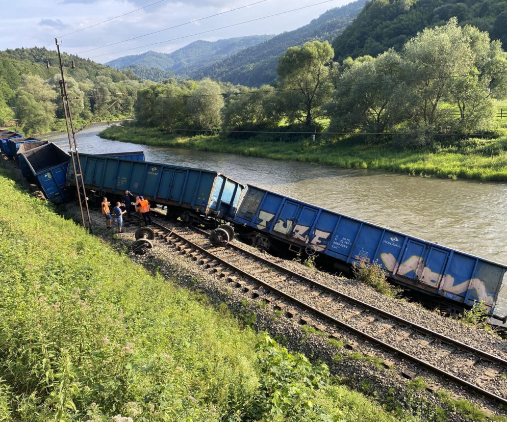 Pociąg wykoleił się i wpadł do rzeki! Groźny wypadek na torach