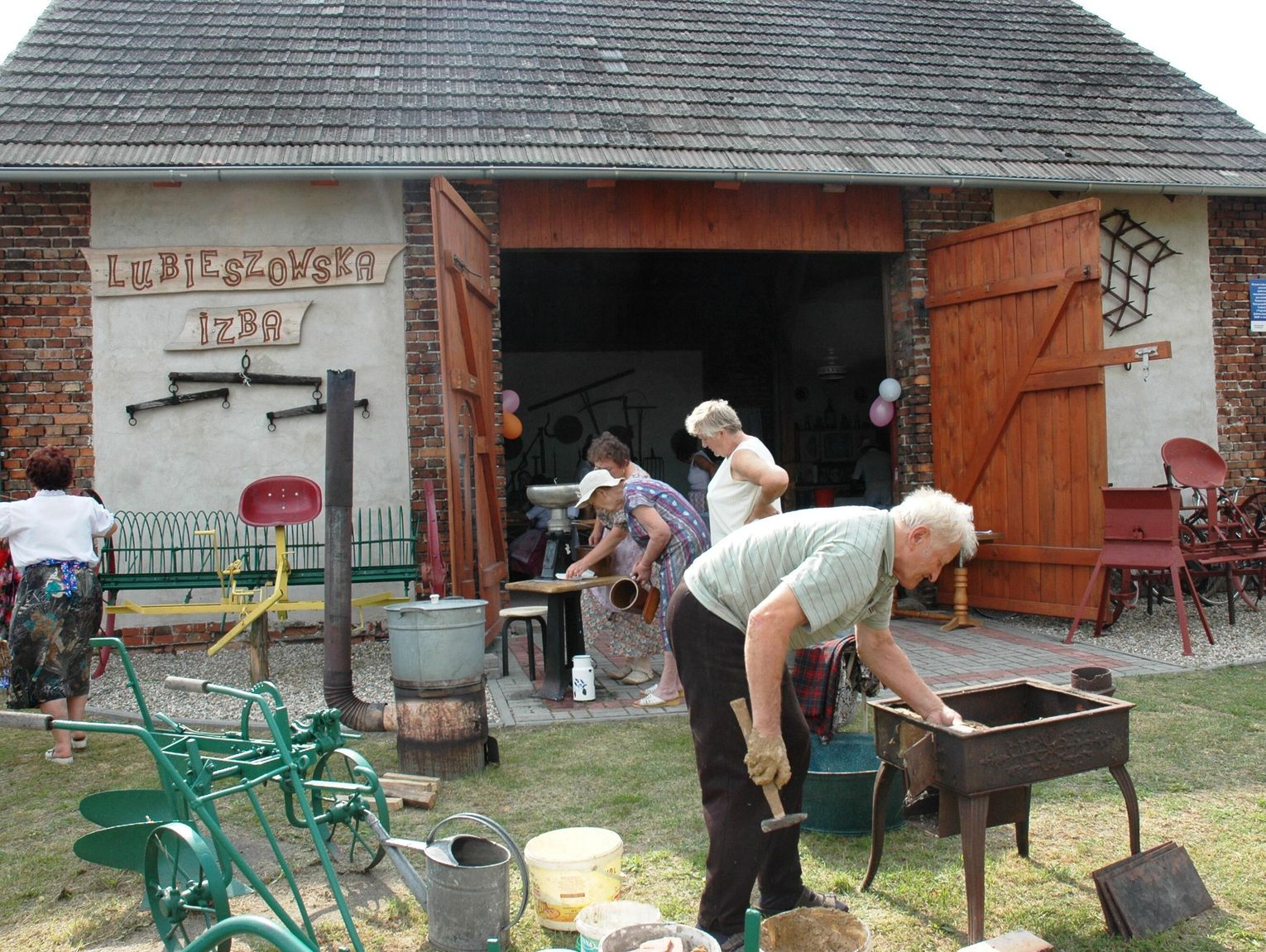 W starej stodole ocalają pamięć o dawnej wsi. Skansen Lubieszowska Izba z ważnym wyróżnieniem