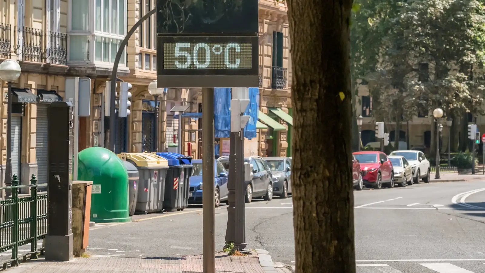 Termometr uliczny w mieście Bilbao pokazuje przerażające 50 stopni Celsjusza podczas intensywnej fali letnich upałów w Hiszpanii. | Fot. Mazur Travel / Shutterstock.