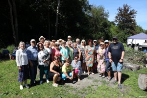 Uczestnicy pikniku dla seniorów na Polance Redłowskiej na zdjęciu grupowym