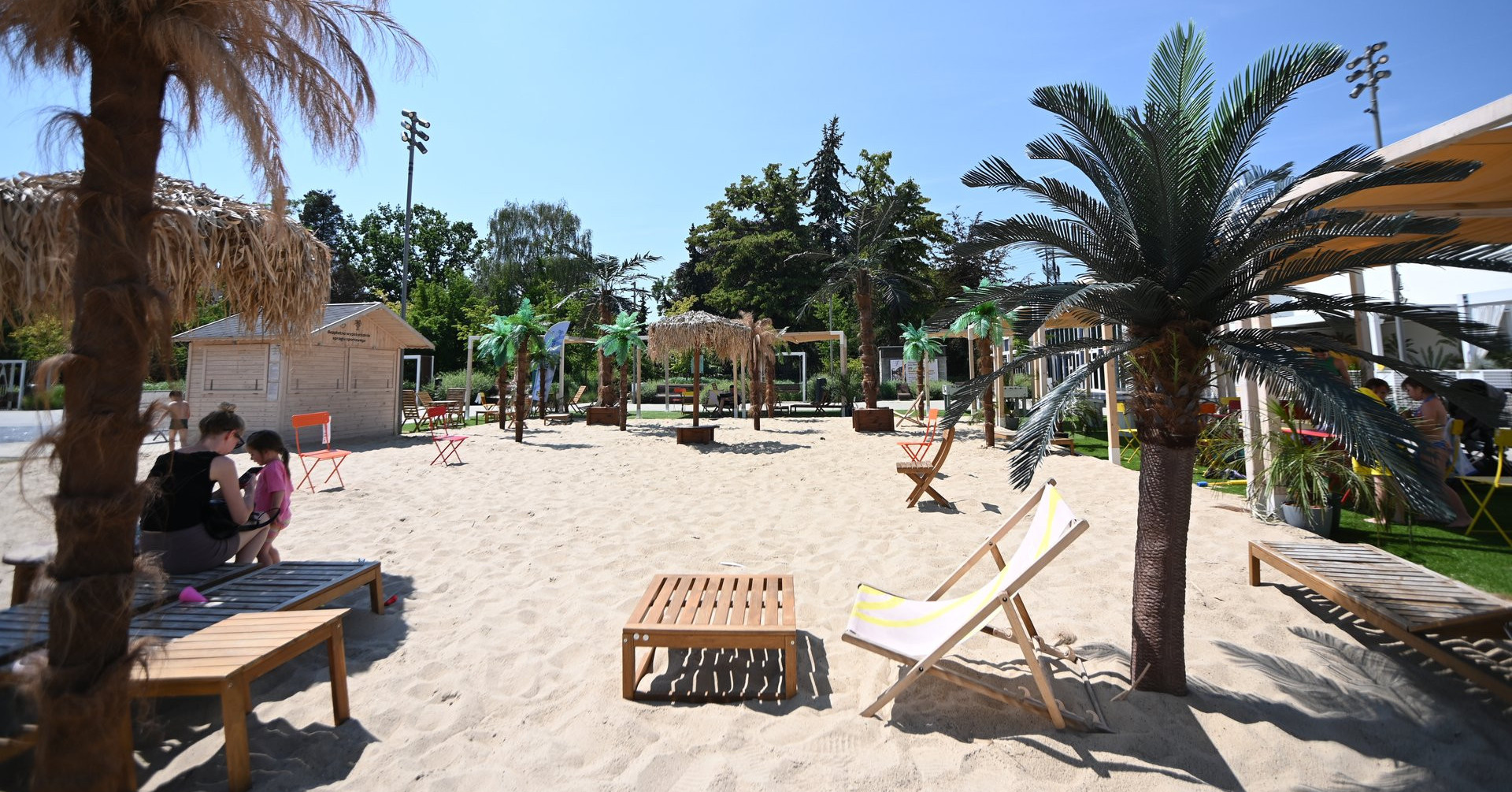 W Warszawie jak w tropikach. Darmowa plaża pod centrum handlowym