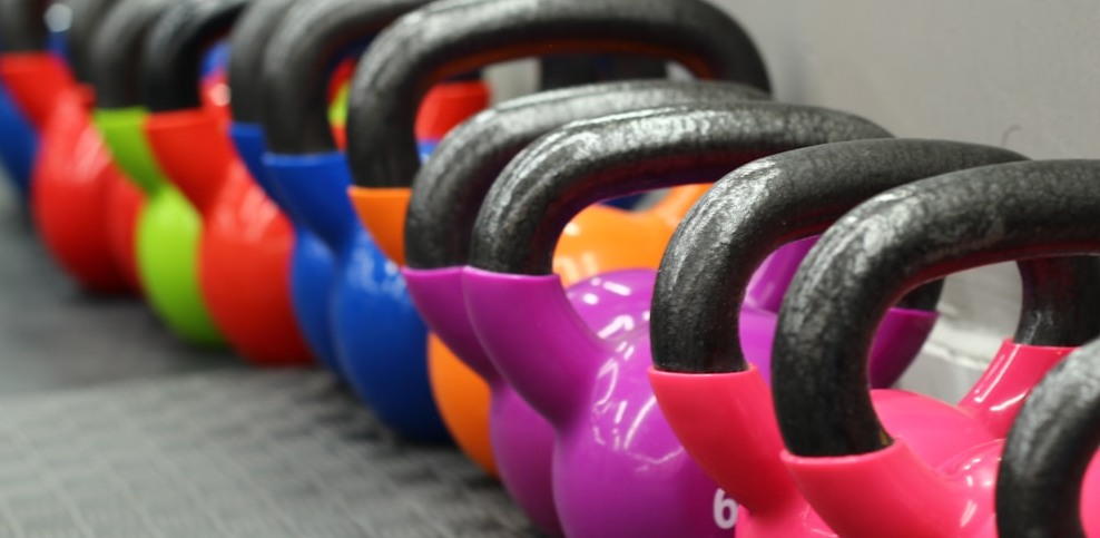 Waga kettlebell – jak dopasować ciężar do poziomu zaawansowania?
