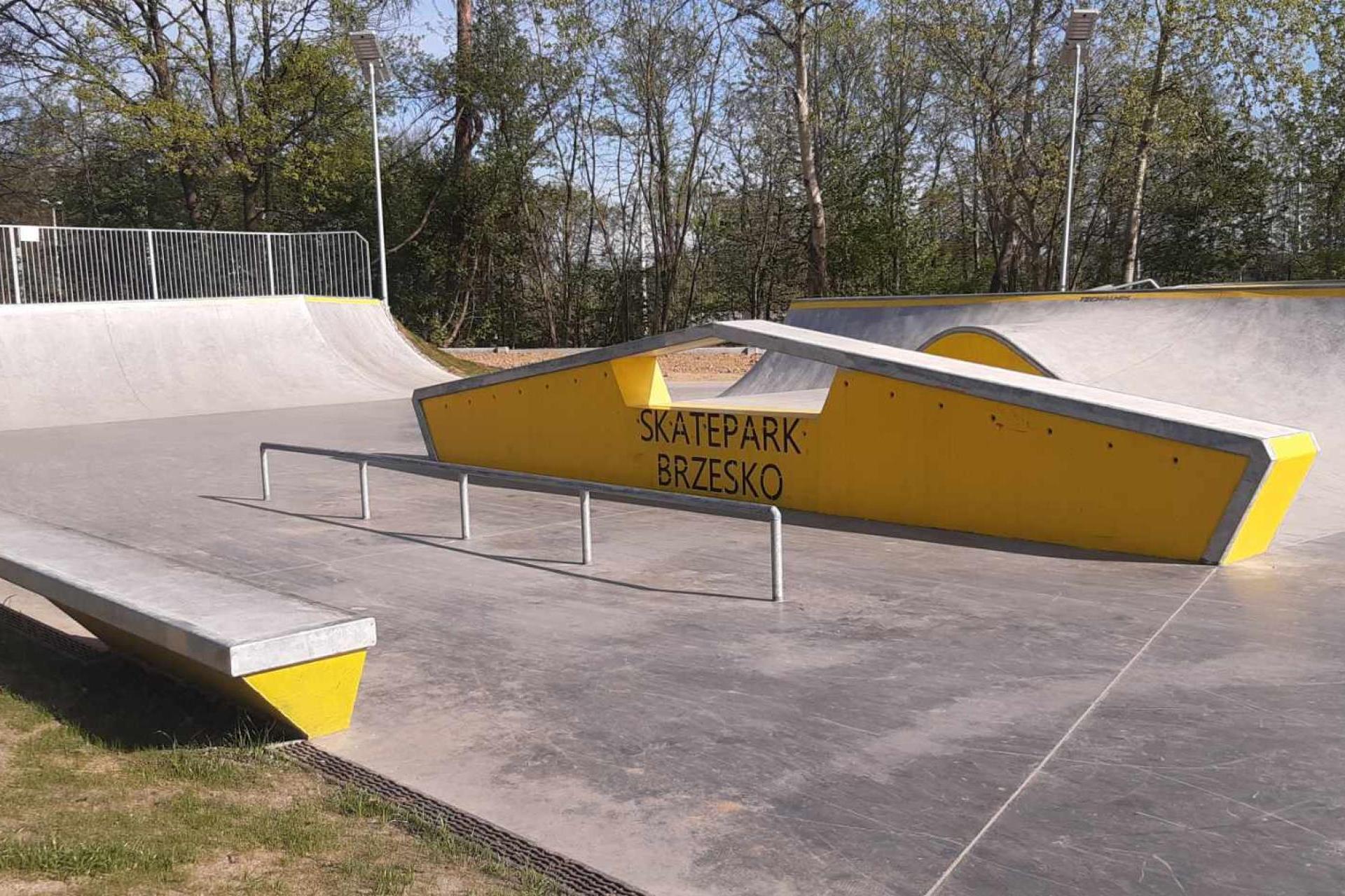 Wakacje na sportowo w Brzesku. Bezpłatne treningi, zumba i zajęcia na skateparku