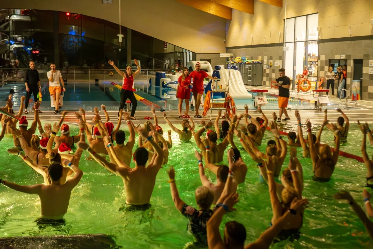 Wakacyjna Noc na Basenie Brynów. DJ, aquazumba, sauna i impreza do późnej nocy