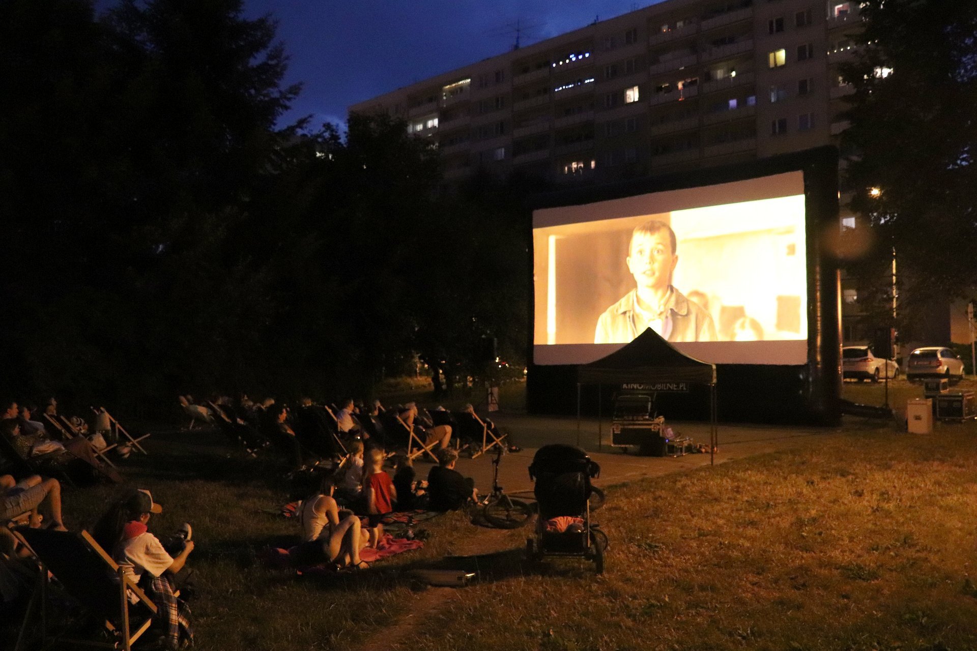 Wakacyjne Kino Plenerowe na Osiedlu Baranówka - projekcja filmu „Sami swoi. Początek”