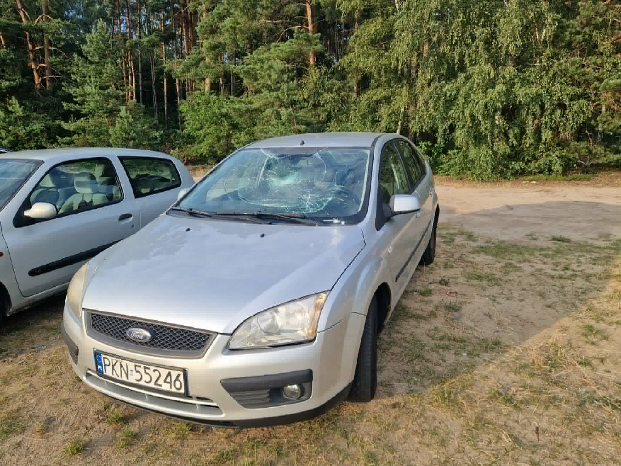 Wandalizm na parkingu w Skorzęcinie. Wybite szyby w trzech autach, uszkodzony dach w czwartym