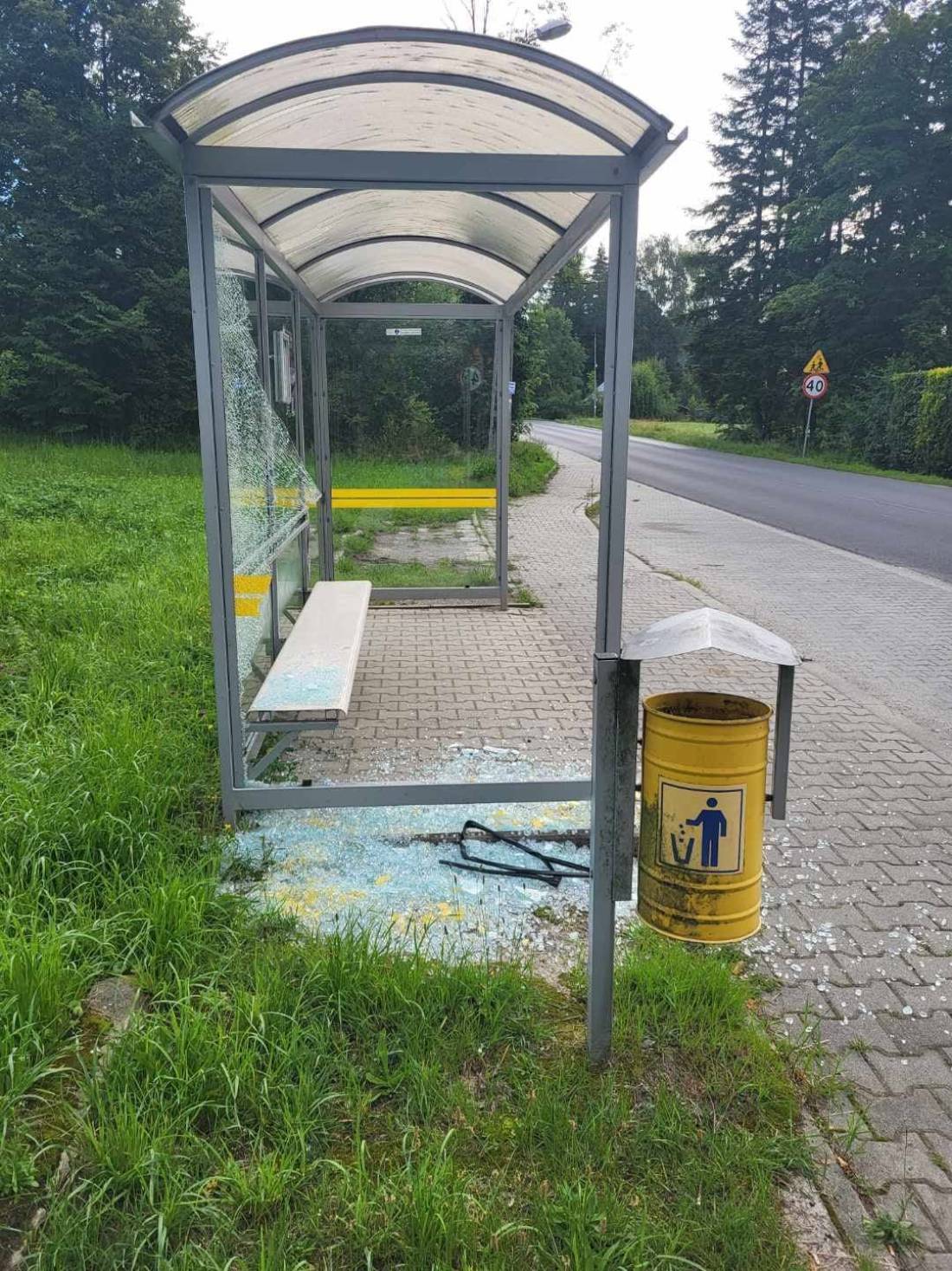 Wandalizm w Jordanowie. Zniszczono przystanek autobusowy przy ul. gen. Maczka. Czytaj więcej