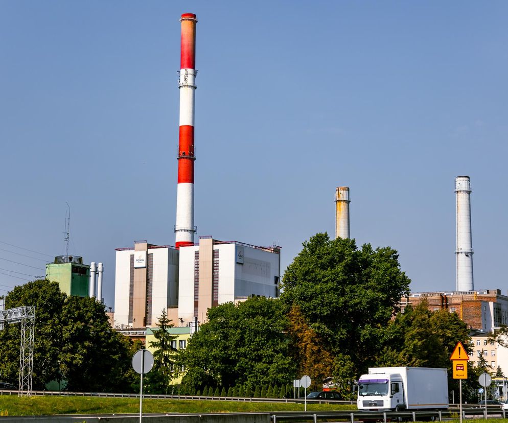 Budynki Elektrociepłowni Żerań z biało-czerwonym kominem. O budowie akumulatora ciepła przeczytasz na Radioplus.