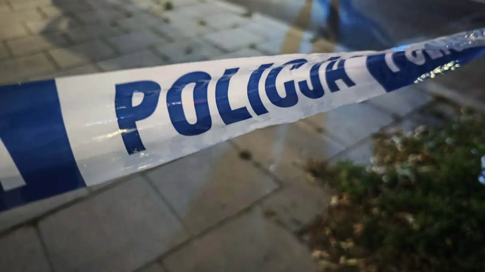 Warszawa: nożownik uciekał ze sklepu, ciężko ranił dwóch mężczyzn. Policjanci wytropili go i wyważyli drzwi