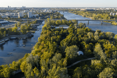 Panoramiczny widok z góry na Wisłę i Warszawę