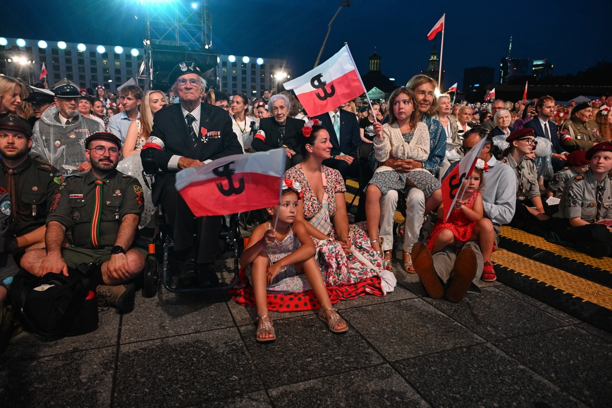 Warszawiacy zaśpiewali powstańcze pieśni na placu Piłsudskiego