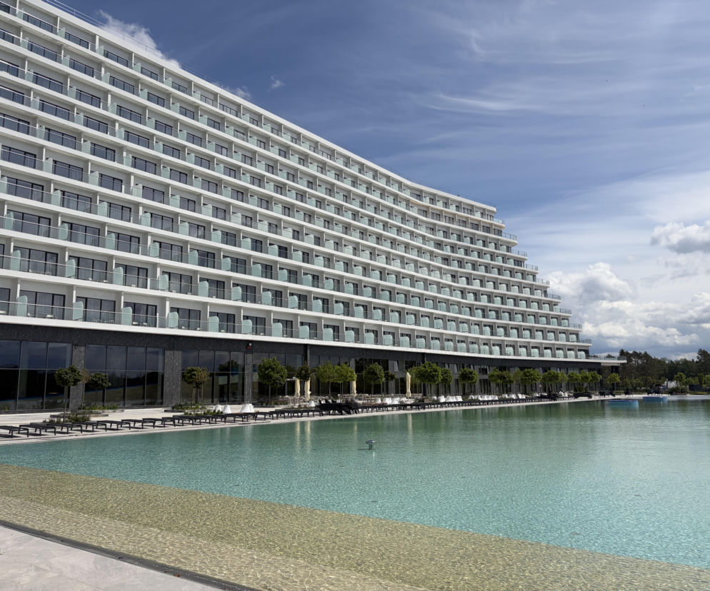 Pusty basen zewnętrzny przy Hotelu Gołębiewski w Pobierowie. O zamknięciu strefy przeczytasz na SE Szczecin.