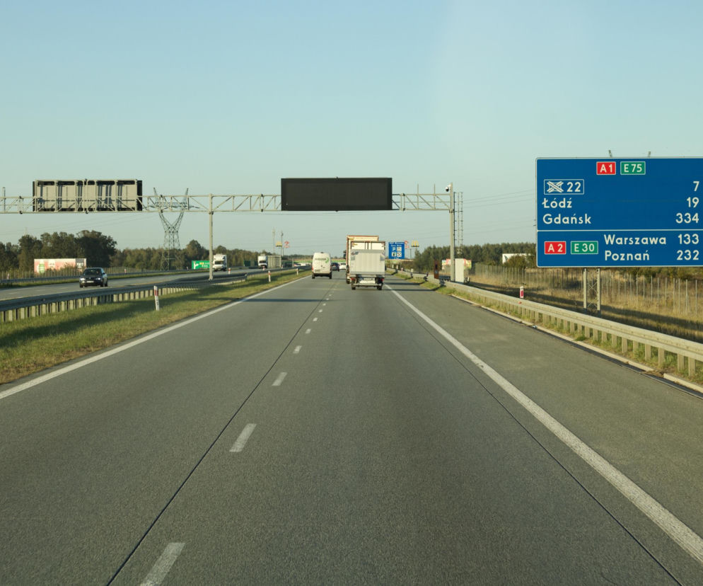 Autostrada A1 z autami pod bramownicą z kamerami. O nowych pomiarach prędkości przeczytasz na Eska Śląskie.